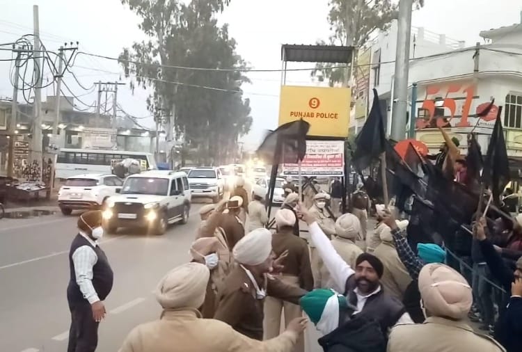 Kisan Andolan: Farmers Protest Against Sukhbir Singh Badal in Sultanpur Lodhi