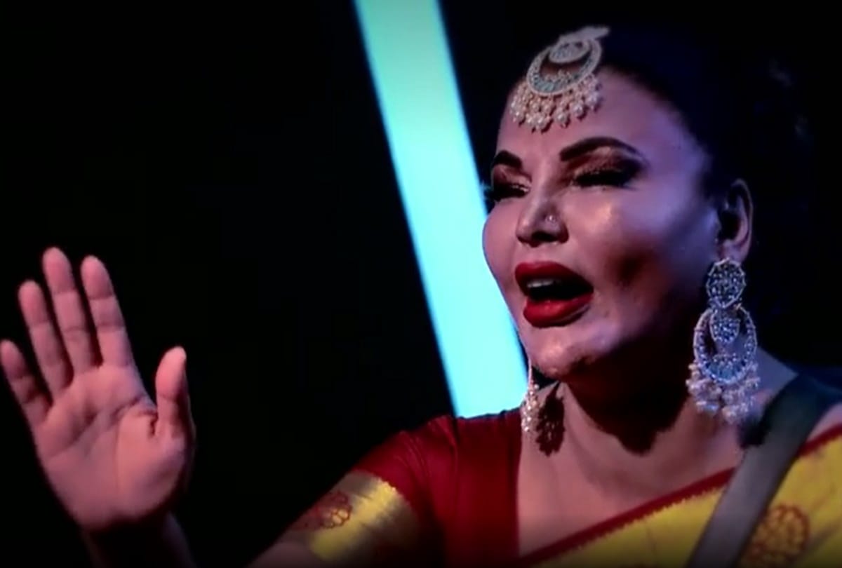 Rakhi Sawant Break Down While Video Call With Her Mother After Seeing Her Admitted In Hospital