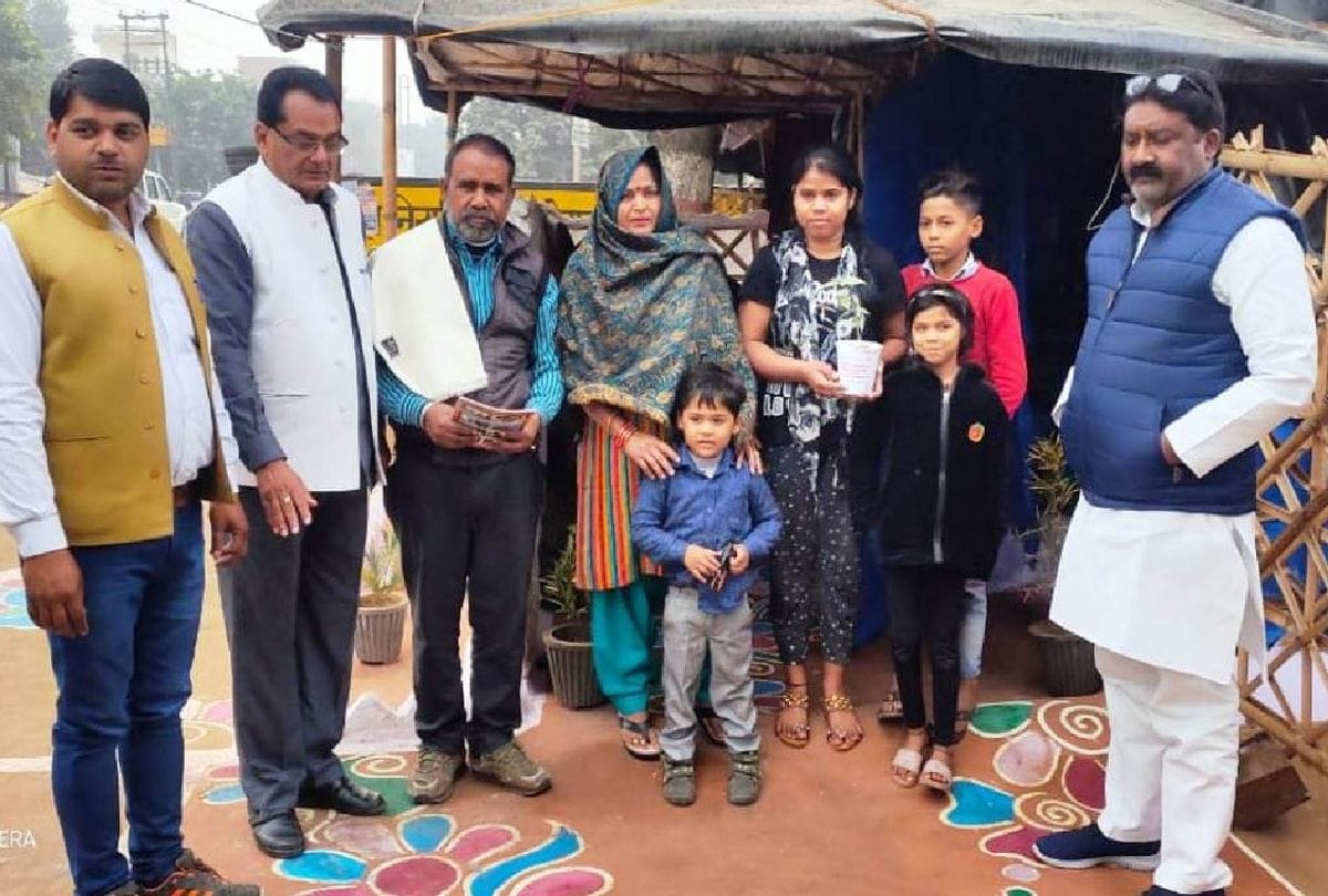 family living in roadside hut for giving message of cleanliness in firozabad