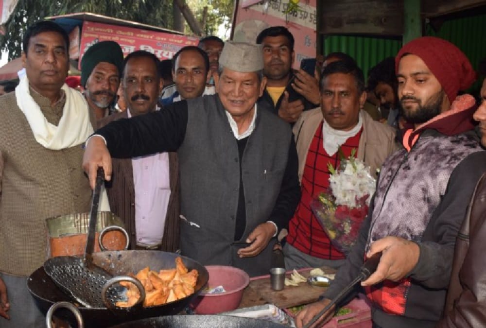 Uttarakhand Former CM Harish Rawat Fry Samosa in Shop During Kisan tractor rally in Rudrapur