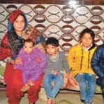 निवाड़ा में रेशमा चार बेटियों के साथ। 