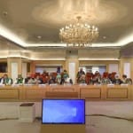 किसान नेता बैठक के दौरान चर्चा करते हुए
