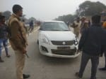 देवकली ब्लाक मोड़ के समीप हादसे के बाद कार को कब्जे में लेती पुलिस।