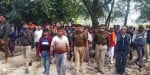 पुलिस बल की मौजूदगी में मृतका रामदुलारी के शव को अंतिम संस्कार के लिए बाग में ले जाते परिजन व ग्रा?