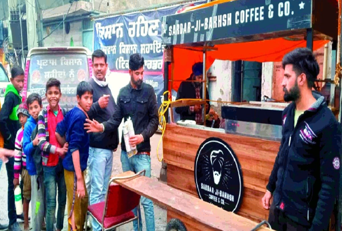 Punjabs famous Sardar ji Bakhs Coffee available for farmers at the Tikri border