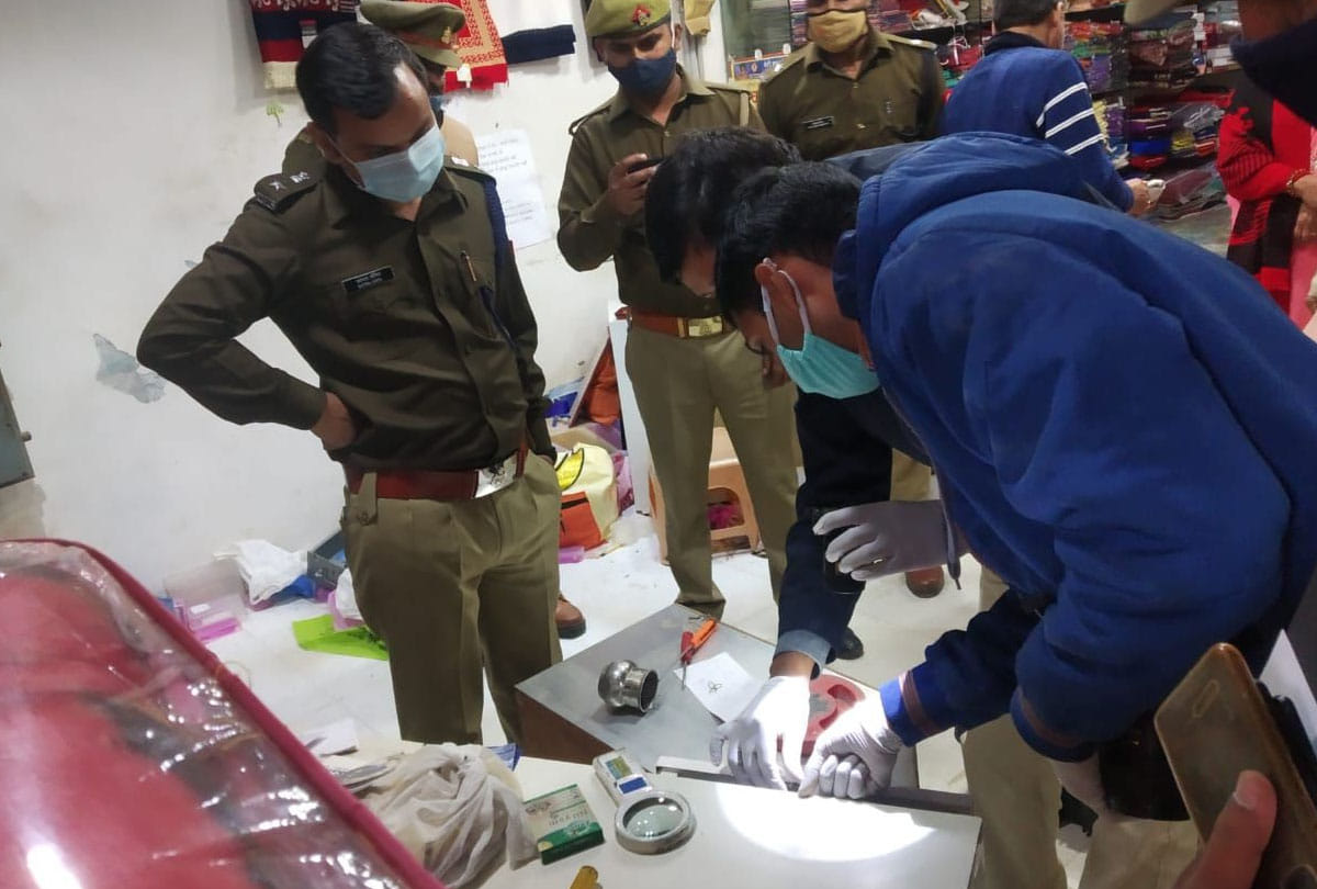 75 lakh stolen from jewelery and textile showrooms