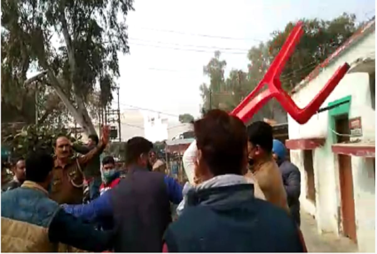 scuffle between bsp leader and advocate at hathras police station