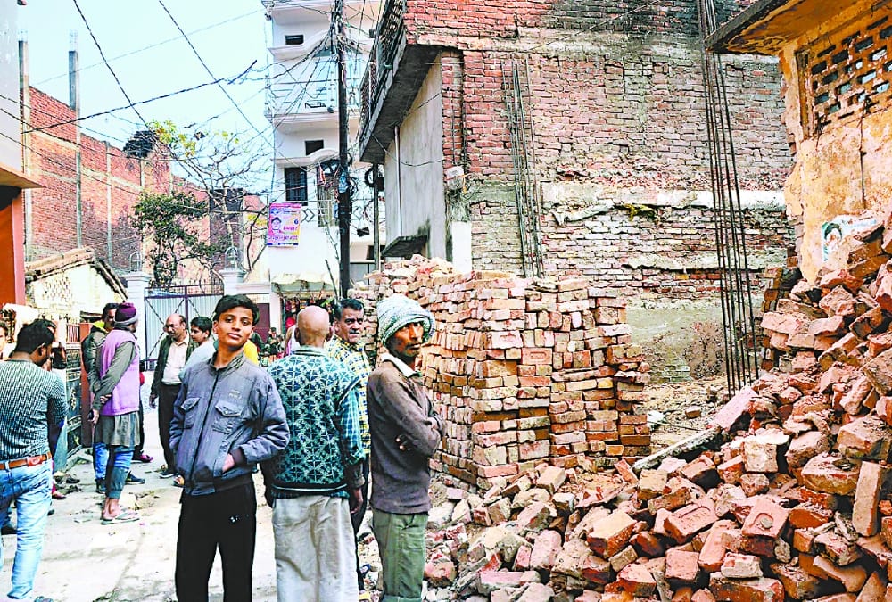 Four injured when a house cpllapsed in bahraich