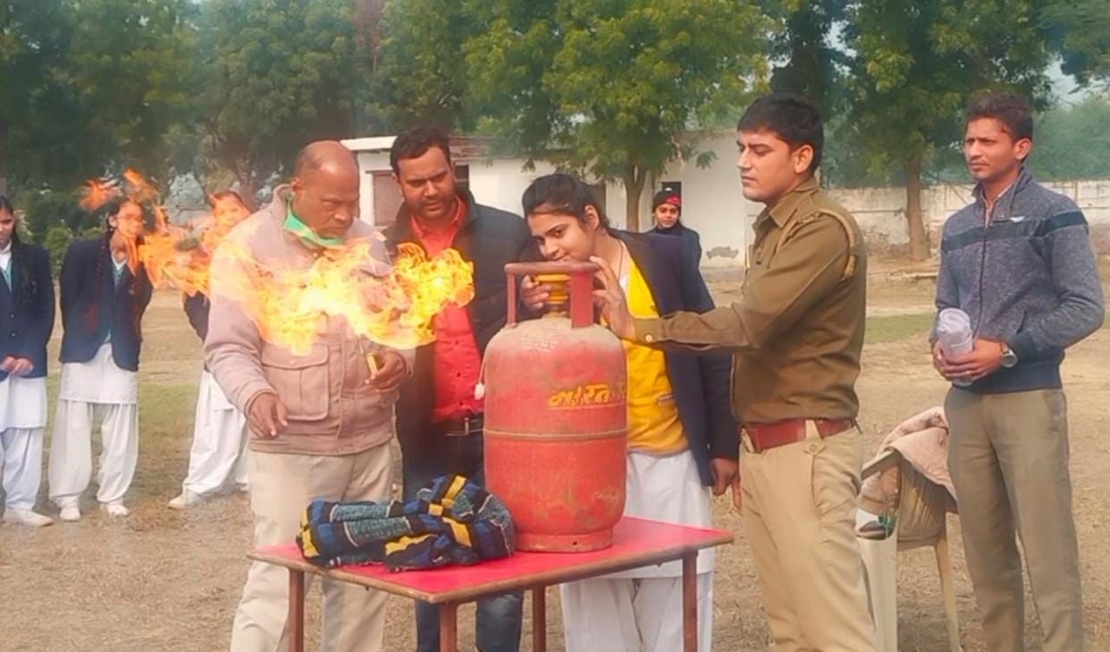 aware student how to extinguish fire