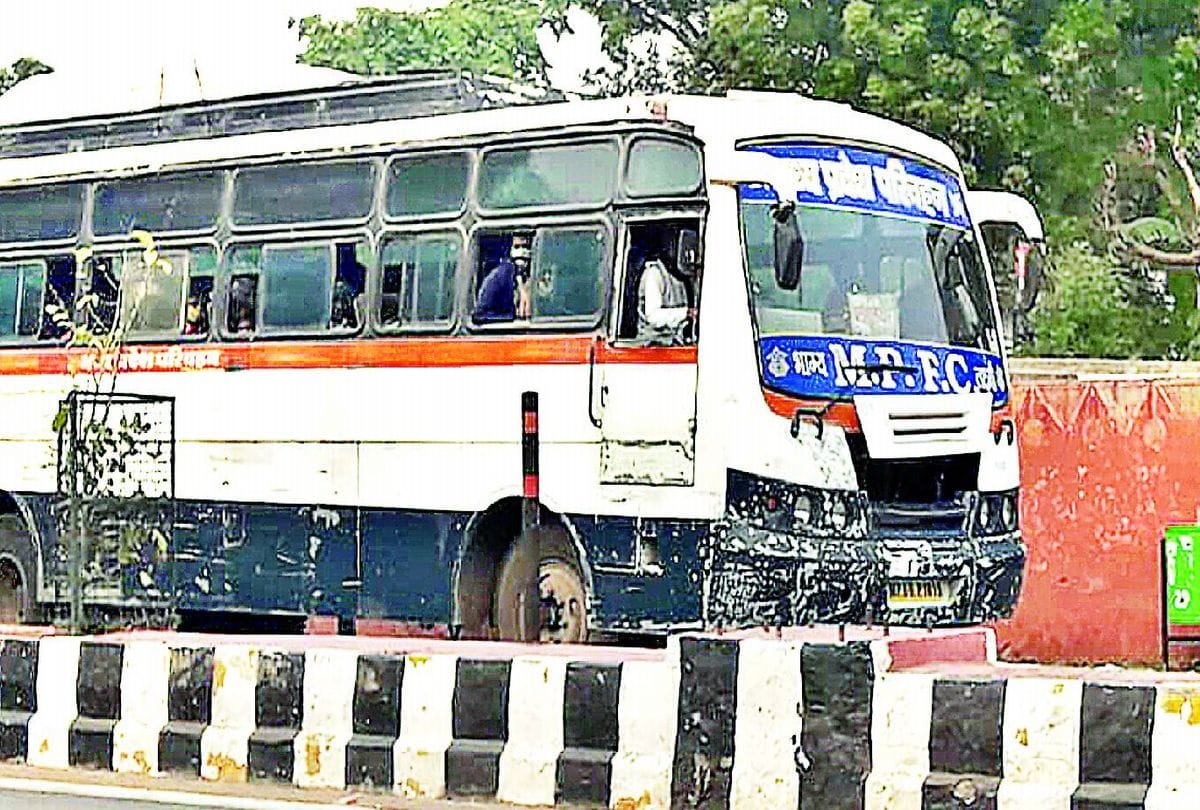 Fake buses running in the color of roadways in agra