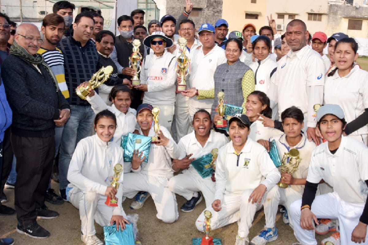 Women hit fours and sixes on mens ball, Friendship cricket match held at Bhuteshwar ground in Saharanpur
