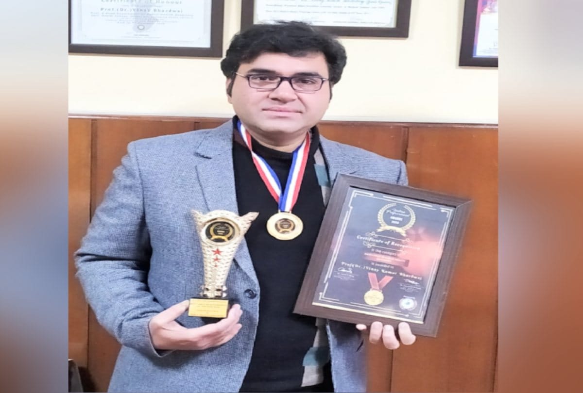 Dr. Vinay Bhardwaj conferred with Best Public Health Dentist Award