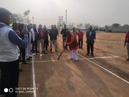 कैप्सन - प्रतियोगिता का शुभारम्भ करते जीएस परिहार 3 - गेंद खेलते विधायक रामरतन कुशवाहा