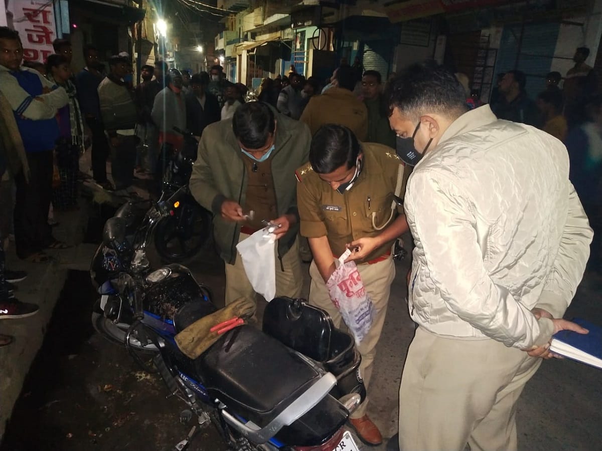 Punk gun shot a man and ran away in varanasi