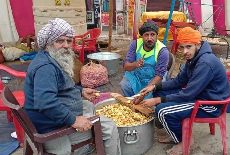 Elderly farmers firmly involved in farmers protest 