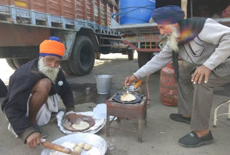 Elderly farmers firmly involved in farmers protest 