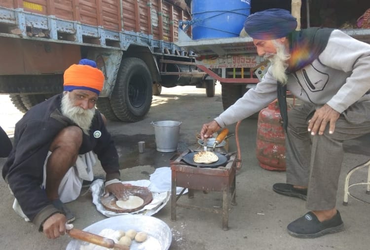 Elderly farmers firmly involved in farmers protest 