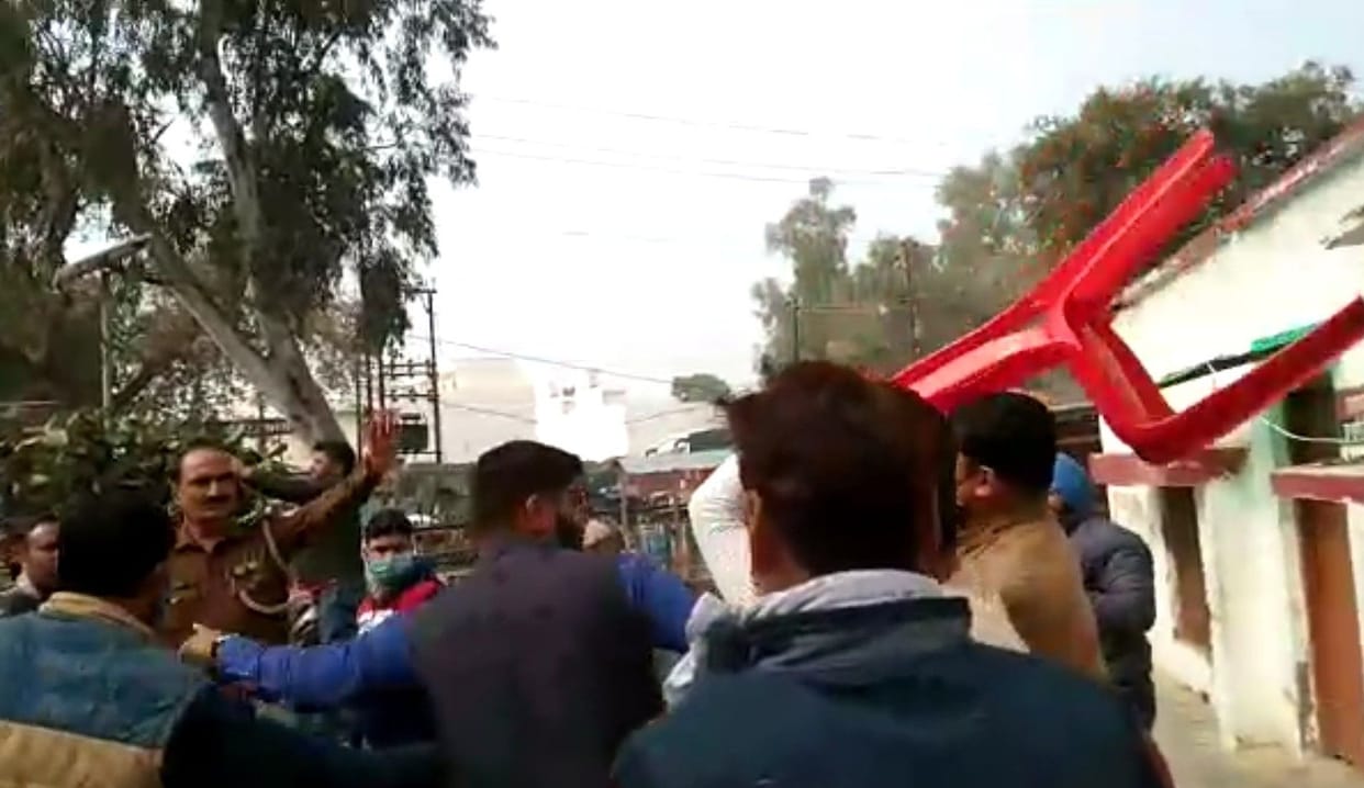 Hathras: Two sides scuffle, chairs thrown in police station premises during Police Station Solution Day