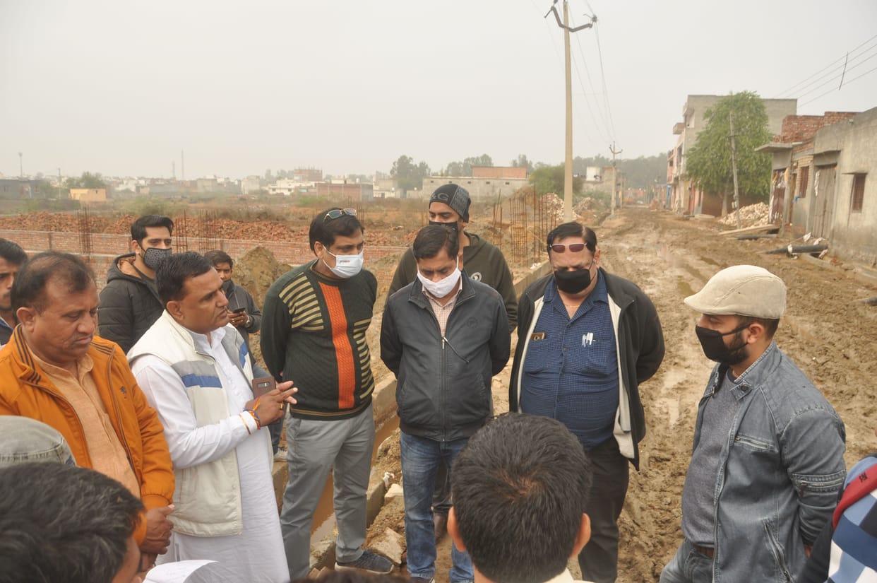 The team of Municipal Corporation and officials reached Kanheli Road, dairy owners heard the scams
