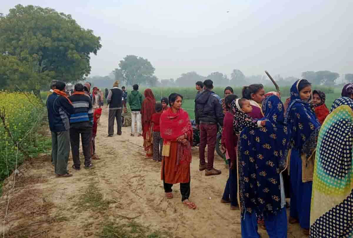 मौके पर लगी भीड़