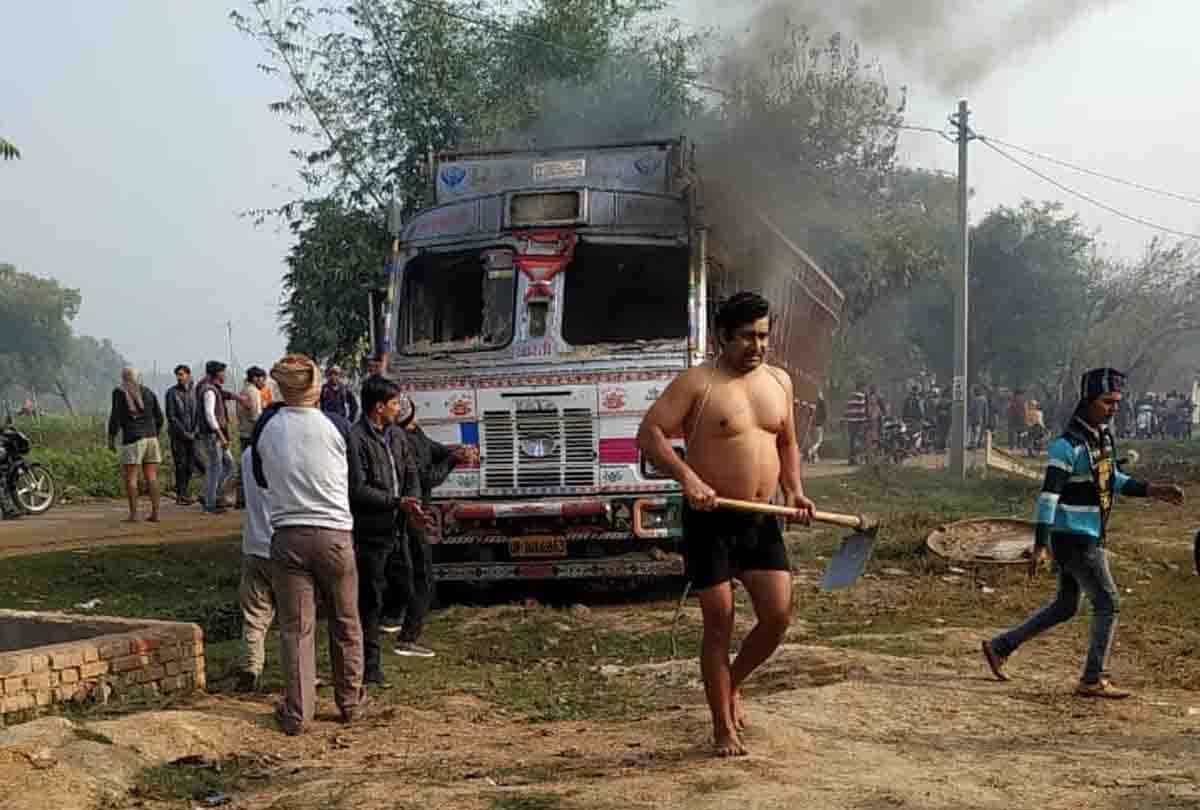 UP: Medical student dies due to truck collision in Farrukhabad, angry villagers set fire to truck