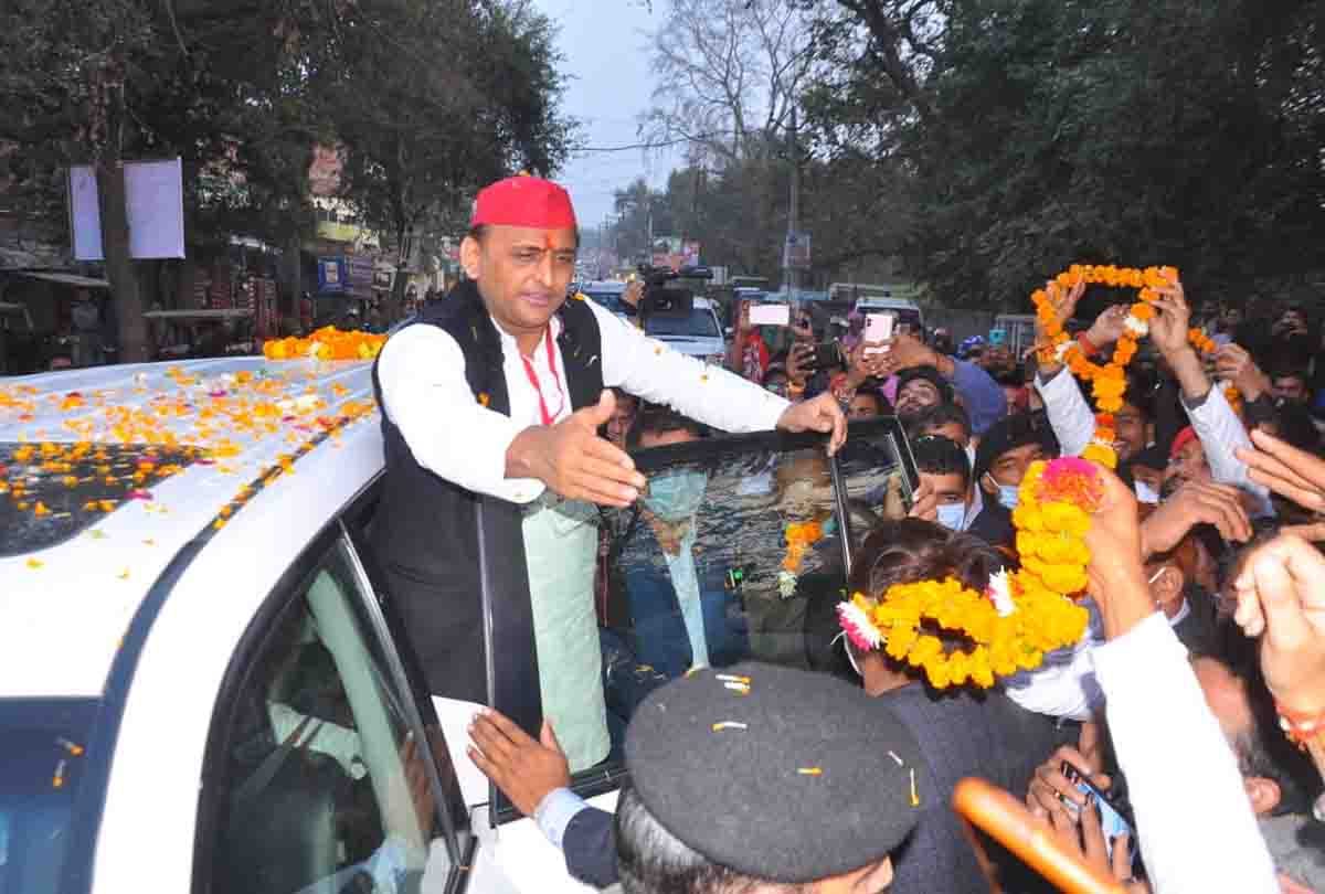 up akhilesh yadav arrives at banda says farmer forced to commit suicide in bundelkhand
