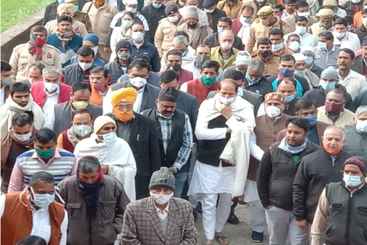 Minister Suresh Rana father's thakur Ranveer Singh Rana was cremated in Shamli
