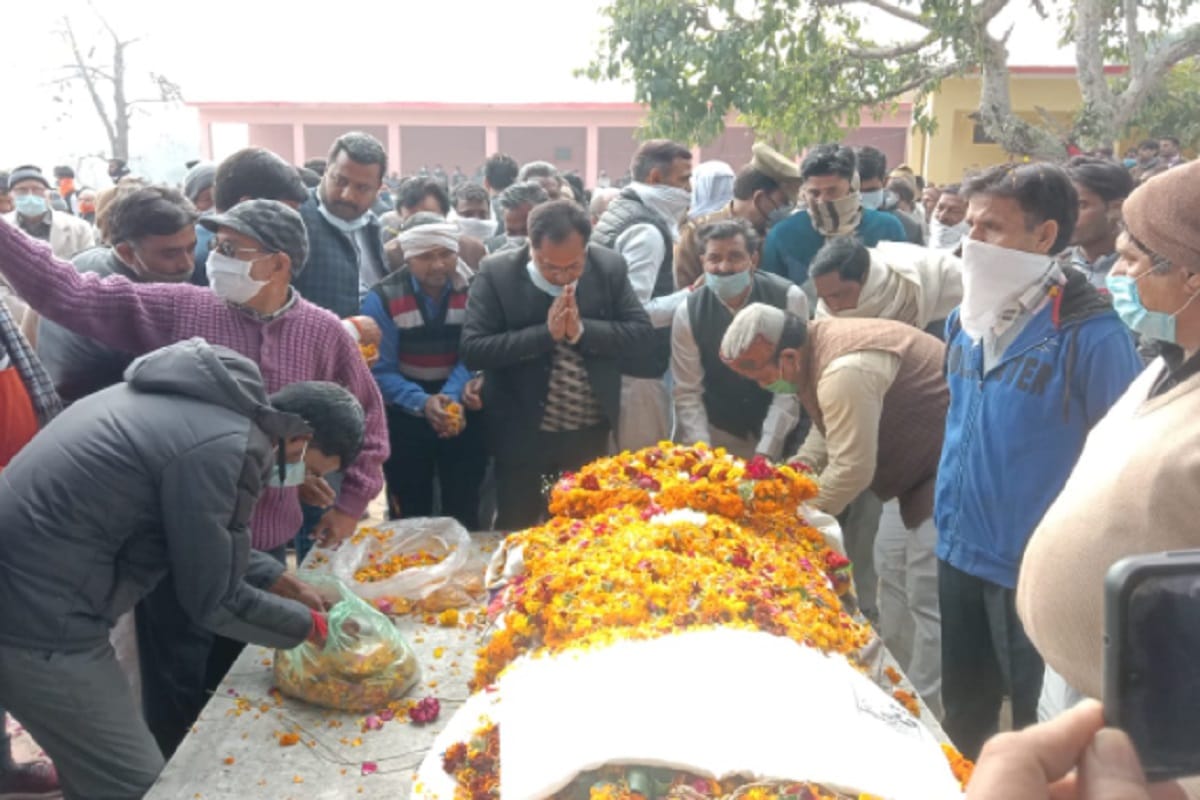 Minister Suresh Rana father's thakur Ranveer Singh Rana was cremated in Shamli