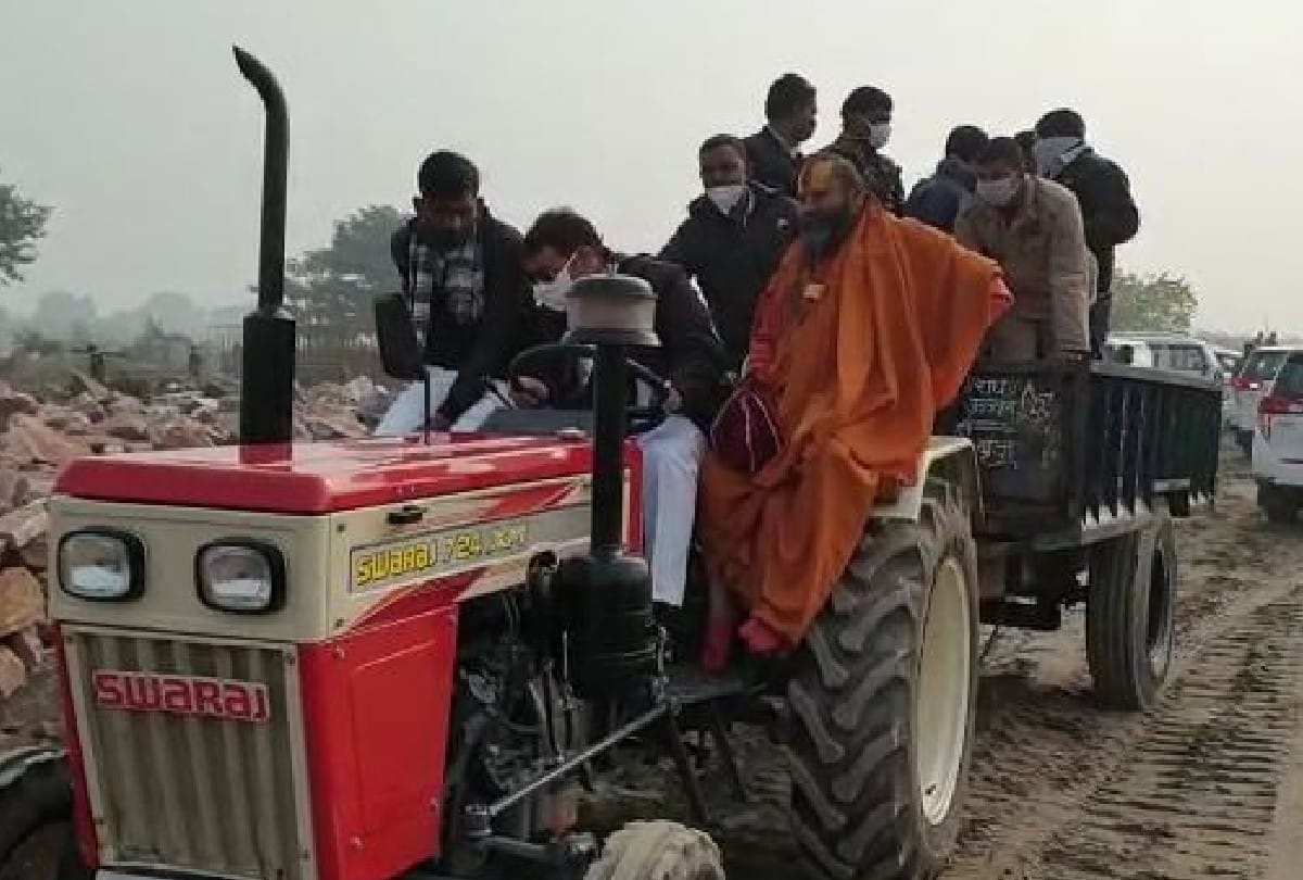 Kumbh Mela 2021 in Vrindavan UP News: minister shrikant sharma arrives to inspect kumbh area by driving tractor