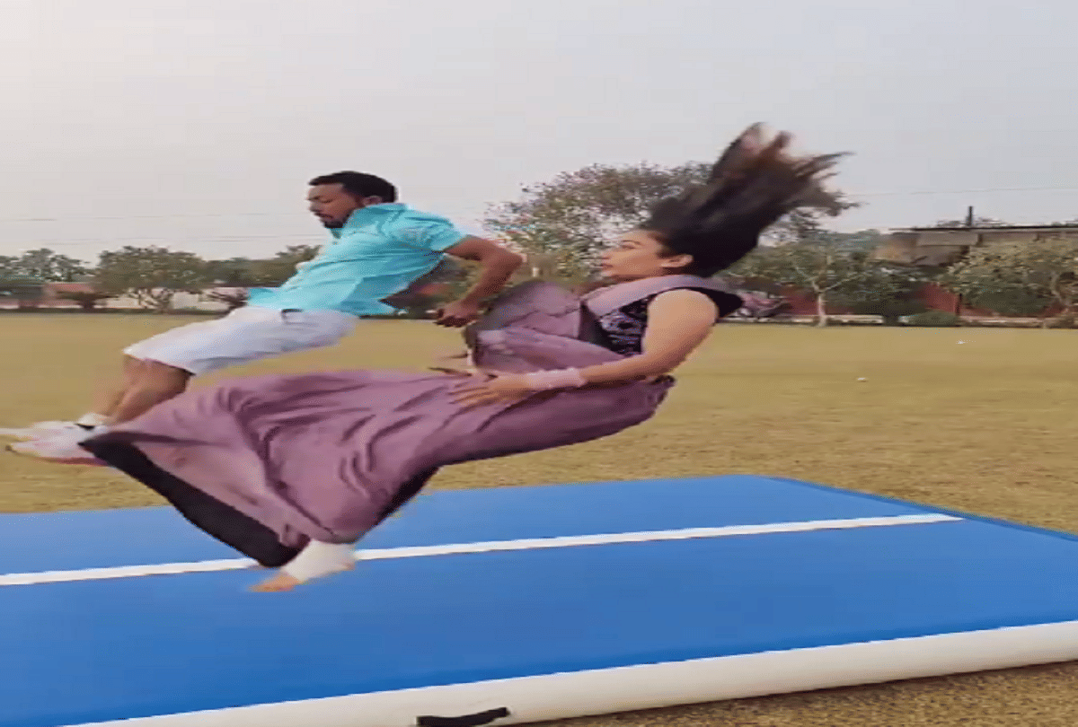 fitness model girl parul arora doing stunt in saree video goes viral