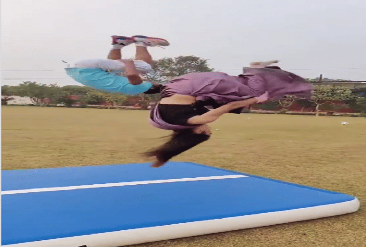fitness model girl parul arora doing stunt in saree video goes viral