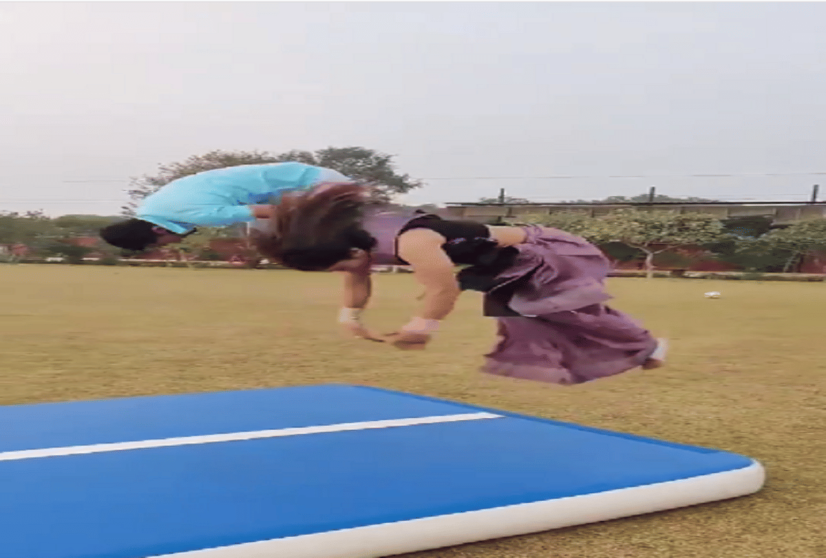 fitness model girl parul arora doing stunt in saree video goes viral