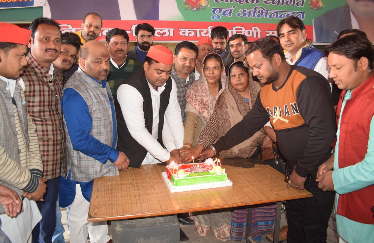 Wish for longevity of the state president by cutting the cake