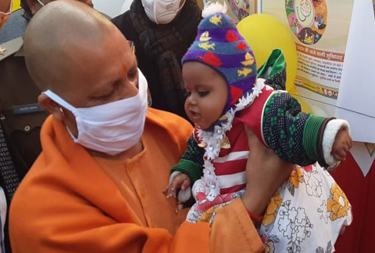CM Yogi in farrukhabad, Chief minister fed kheer to innocent girls