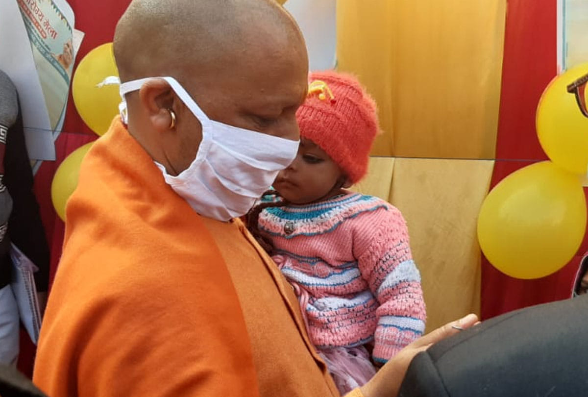 CM Yogi in farrukhabad, Chief minister fed kheer to innocent girls