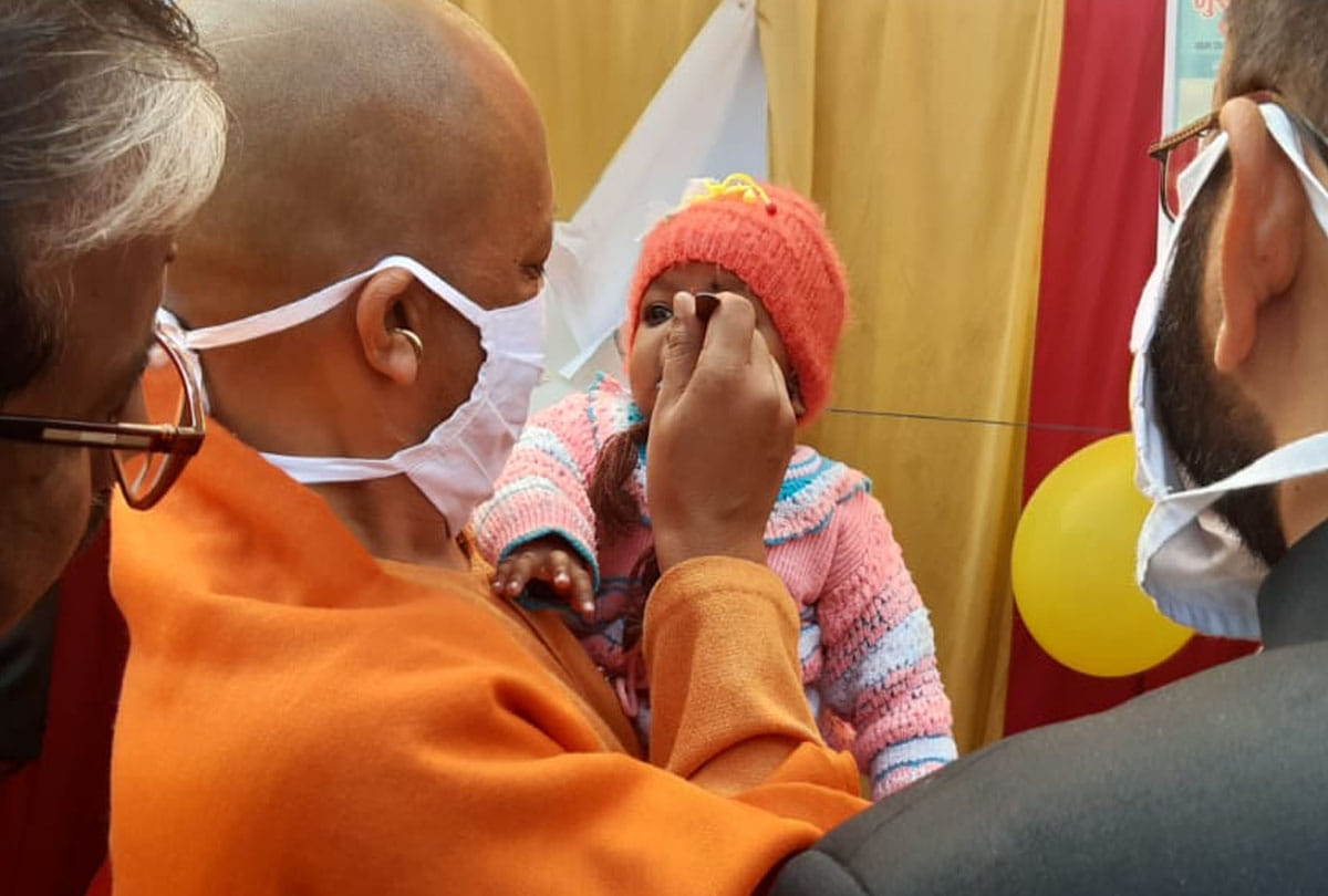CM Yogi in farrukhabad, Chief minister fed kheer to innocent girls