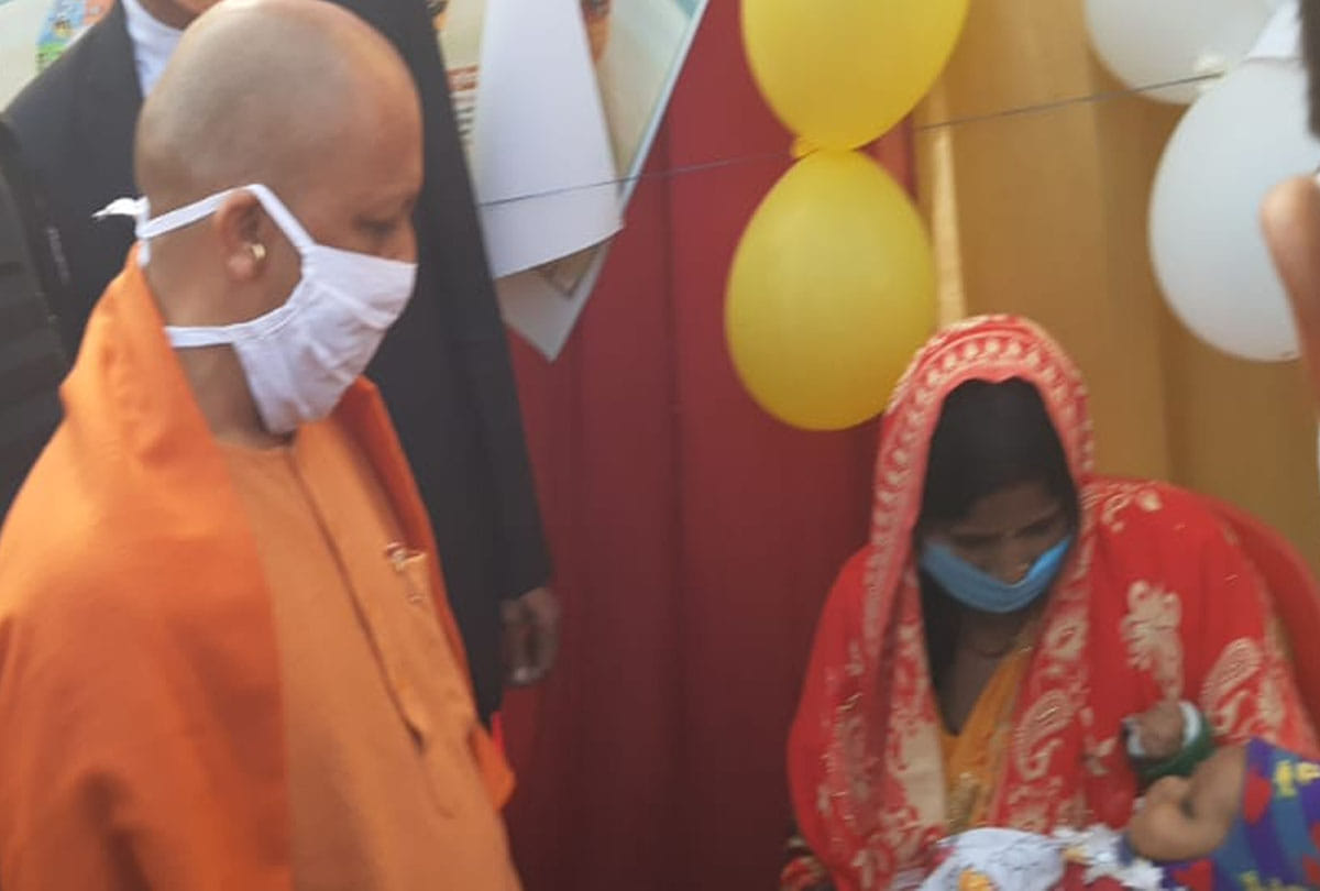 CM Yogi in farrukhabad, Chief minister fed kheer to innocent girls