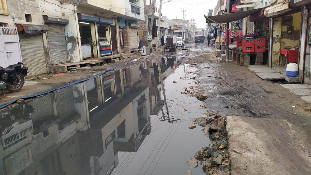 Dirty water filled the road due to sewer jam in Abohar
