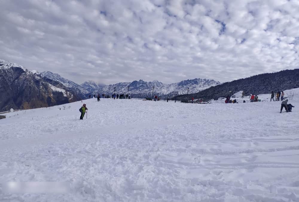 Uttarakhand Weather News Today: Tourists Enjoy Snow Covered Auli Awesome Visuals