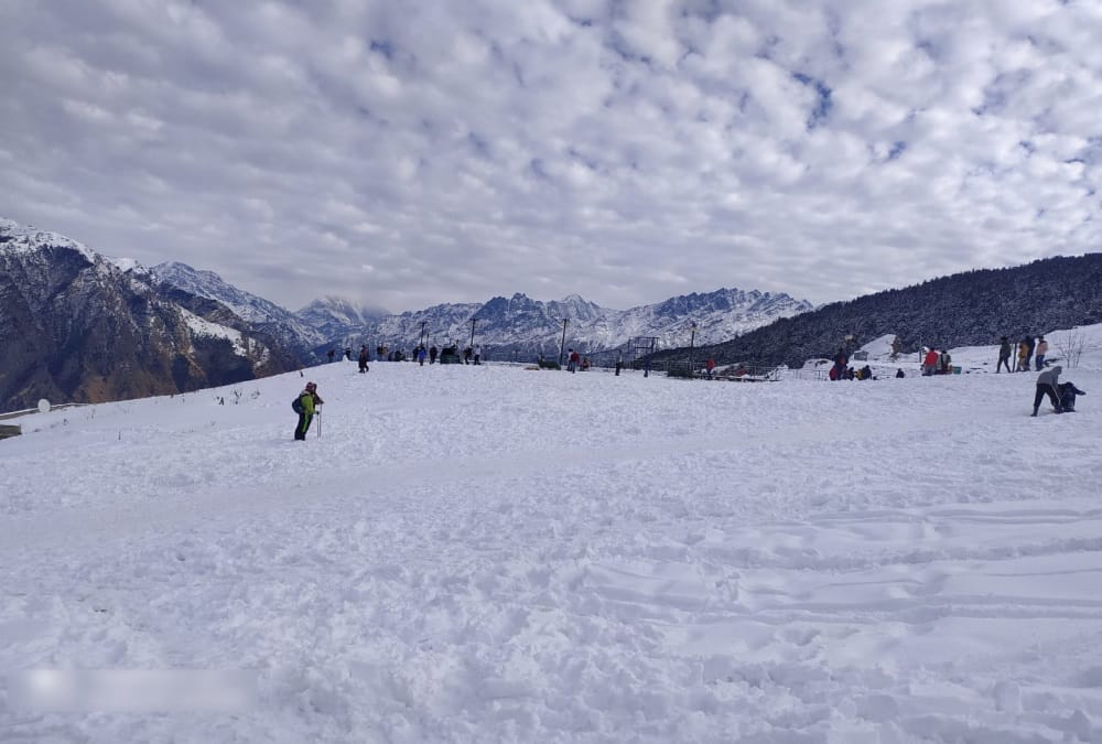 Uttarakhand Weather News Today: Tourists Enjoy Snow Covered Auli Awesome Visuals