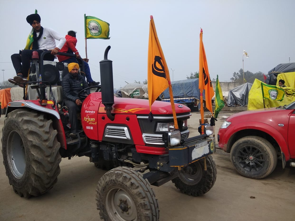 Hundreds of farmers, artists and actors arrived at the Tiki border from many districts of Punjab and Haryana
