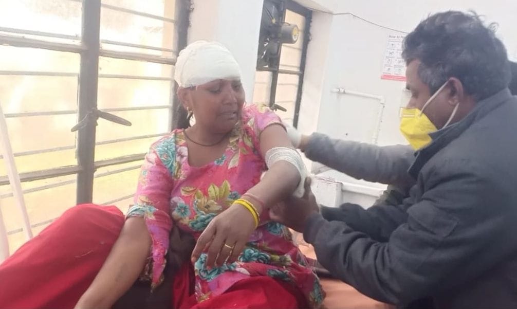 Attack on family with sharp weapon, four injured