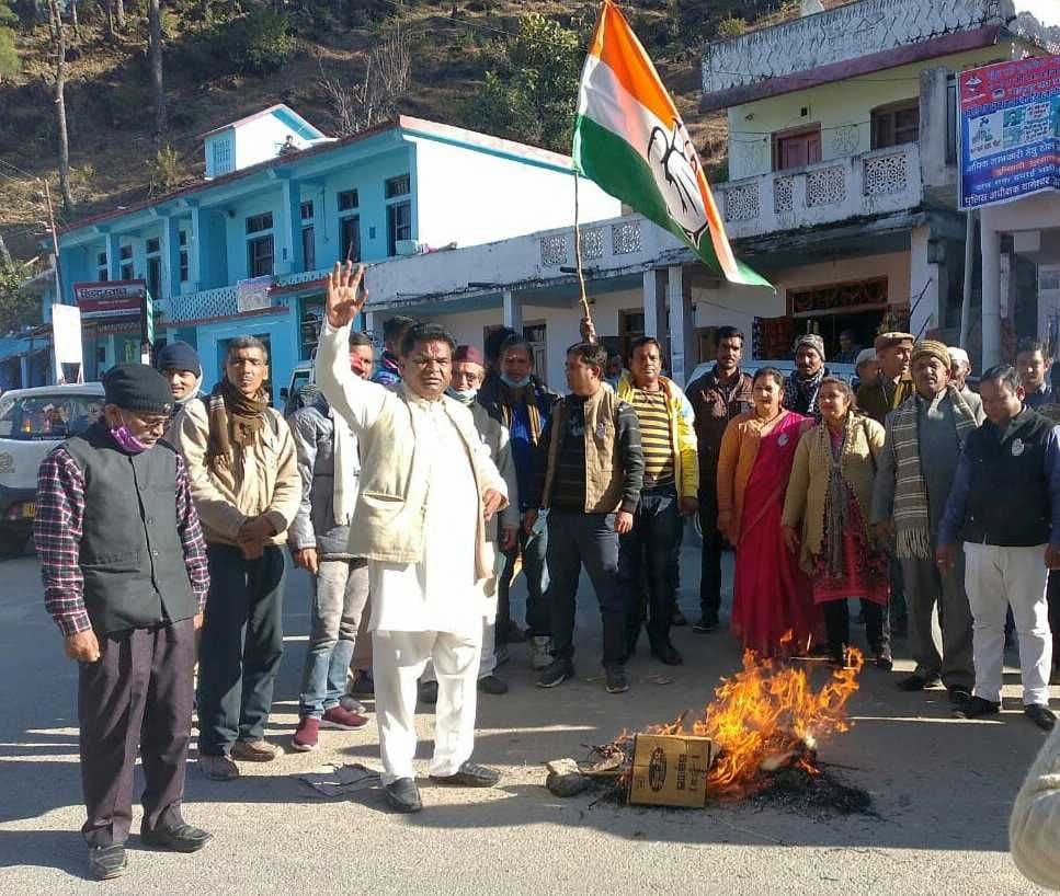 Congressmen burn effigy of MLA Das