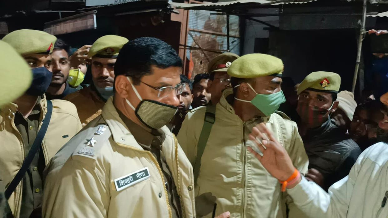 Angry over Saraf's murder, traders did not let go for half an hour, protesting at the scene