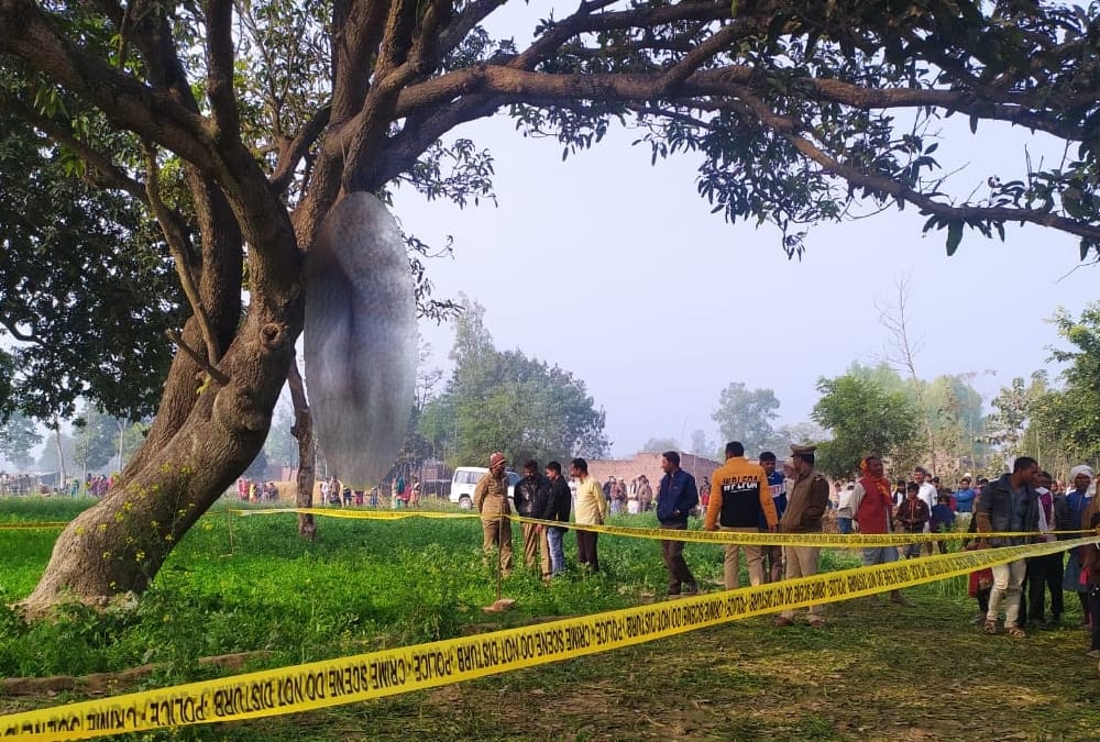 A dead body of a girl found hanging in Bahraich.