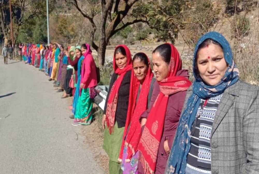 Uttarakhand: 7000 villagers from 70 villages make 19 km long human chain for road widening in Gopeshwar