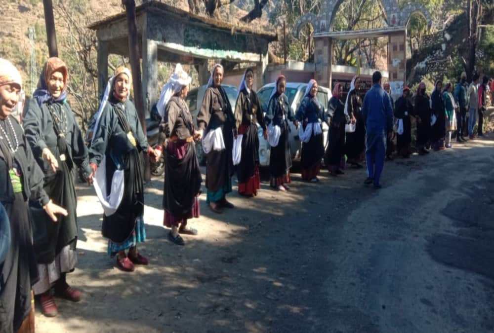Uttarakhand: 7000 villagers from 70 villages make 19 km long human chain for road widening in Gopeshwar