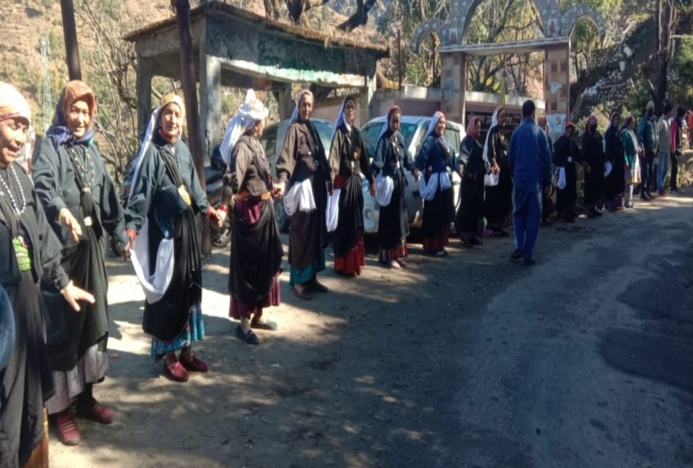 Uttarakhand: 7000 villagers from 70 villages make 19 km long human chain for road widening in Gopeshwar