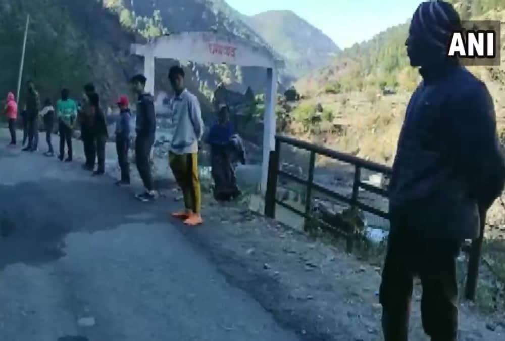 Uttarakhand: 7000 villagers from 70 villages make 19 km long human chain for road widening in Gopeshwar