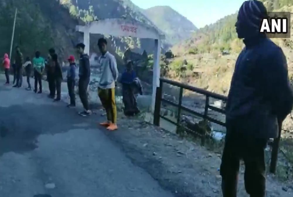 Uttarakhand: 7000 villagers from 70 villages make 19 km long human chain for road widening in Gopeshwar